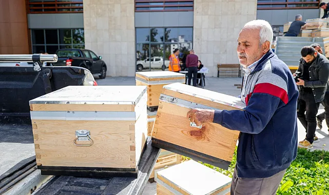 Antalya’da Arıcılığa Büyük Destek: 4 İlçede 136 Üreticiye 408 Kovan Dağıtıldı