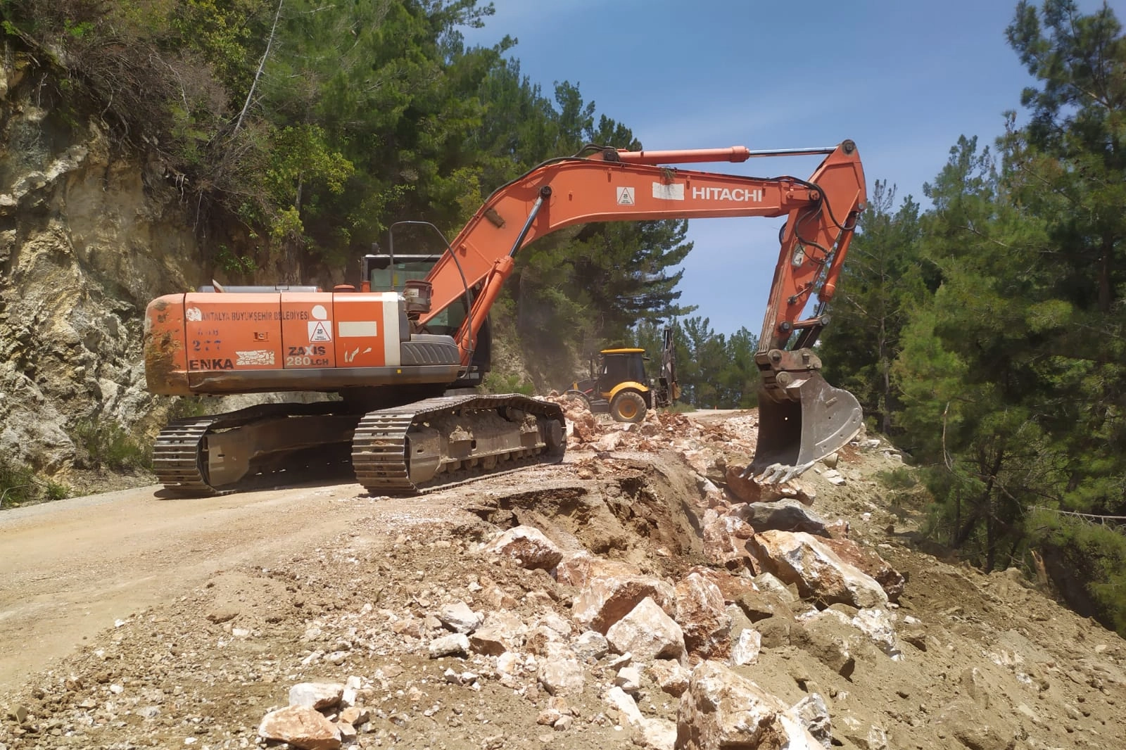 Antalya’da Büyükşehir Ekiplerinin Yol Çalışmaları Sürüyor