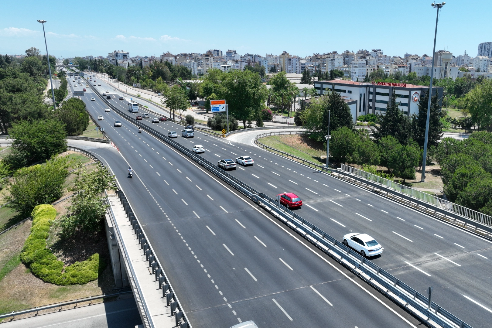 Antalya’da İller Bankası Kavşağı Üç Şeride Çıkarıldı