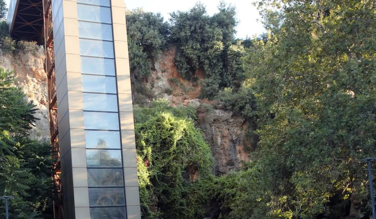 Antalya’da panoramik asansörden düşen kişi yaşamını yitirdi