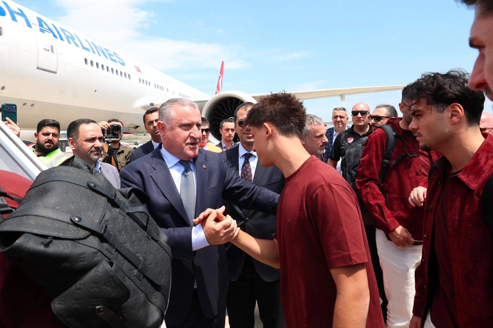 Bakan Bak Milli Sporcuları Uğurladı