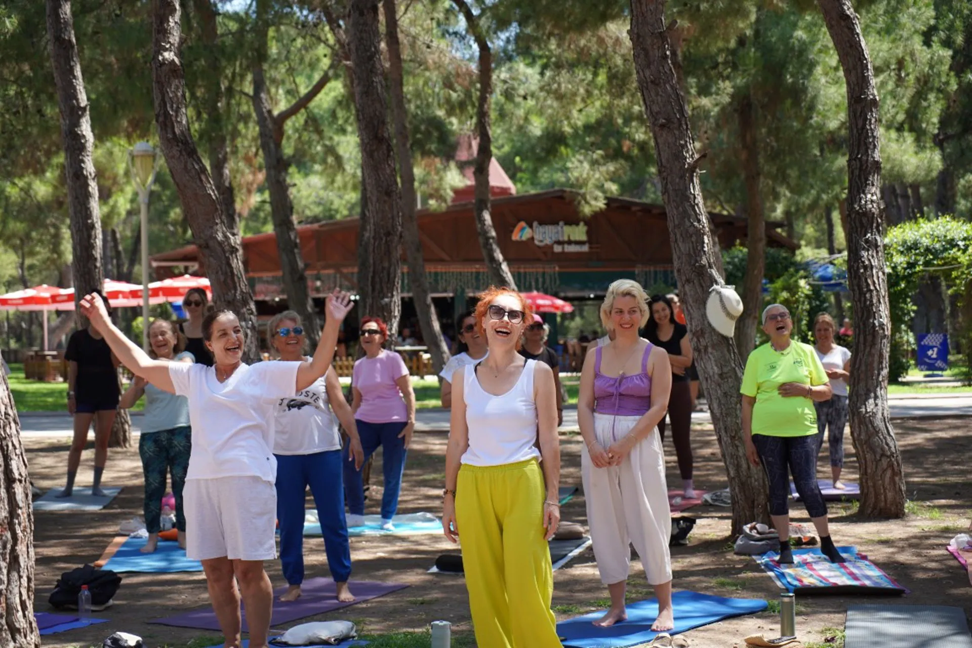 Kahkahalarla Dolu Bir Yoga Günü Kutlandı