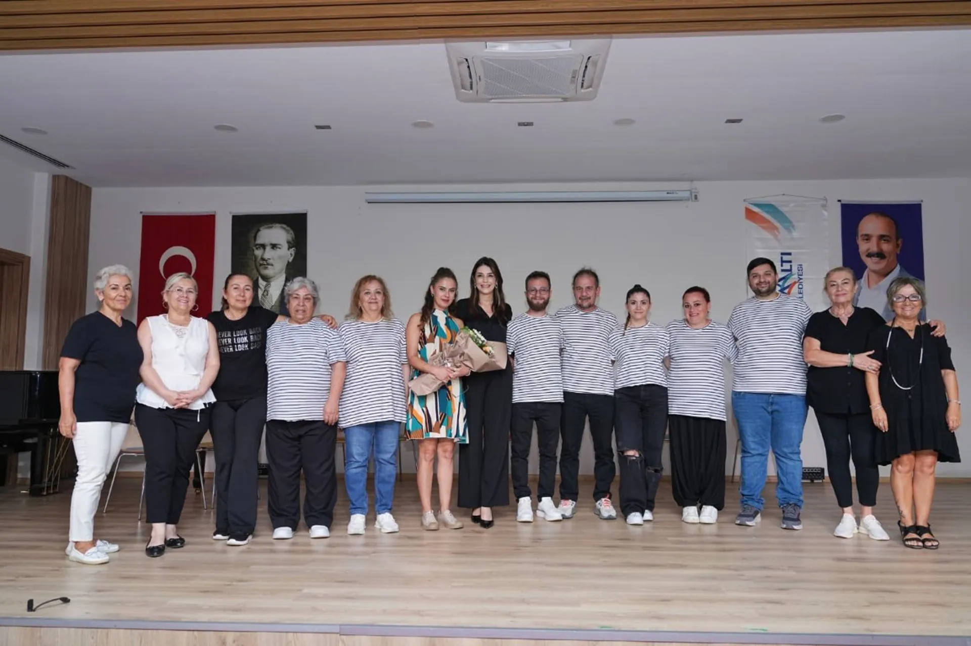 Konyaaltı’nda Aynı Akşamda İki Tiyatro Oyunu Sahnelendi