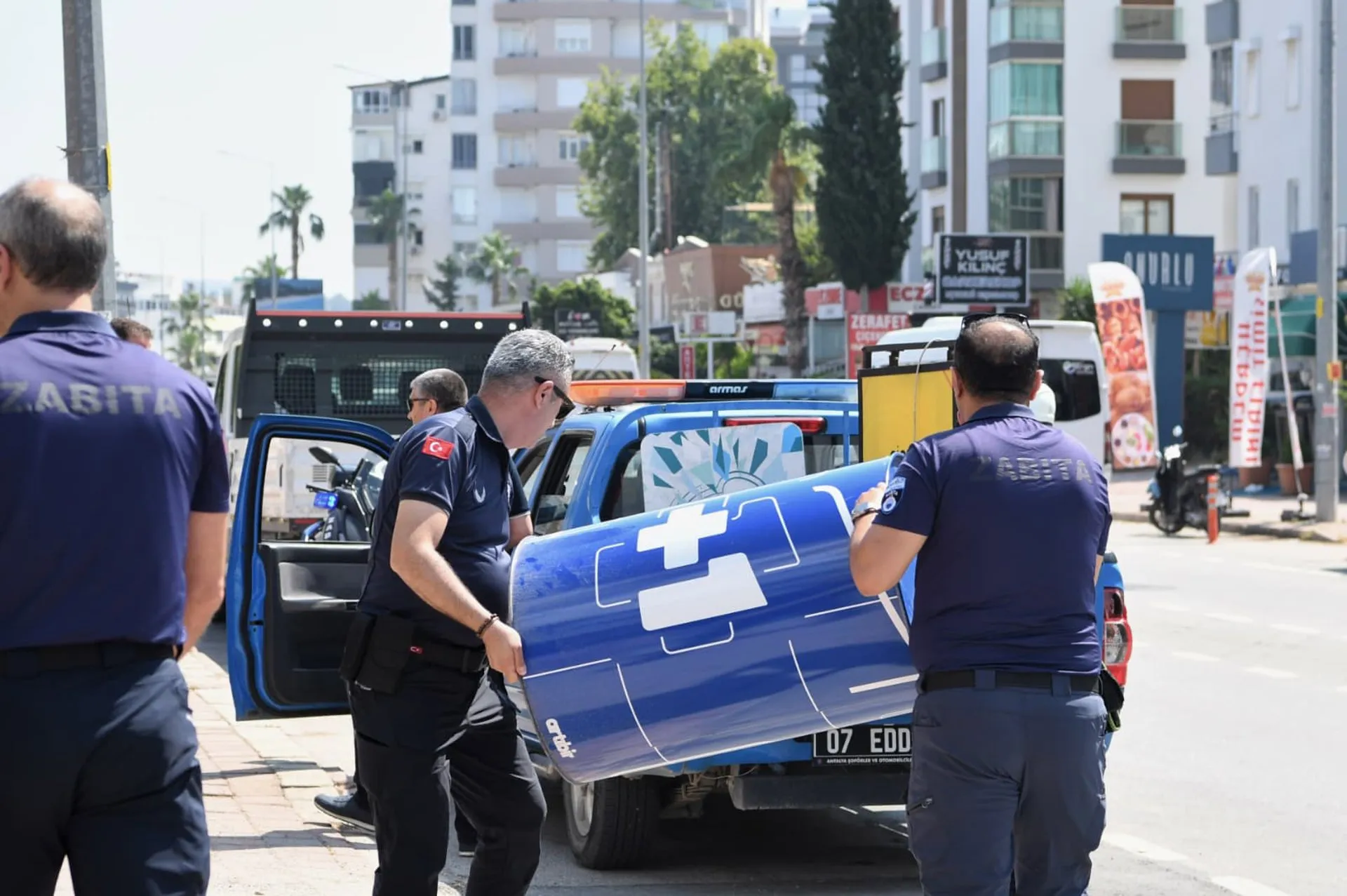 Konyaaltı’nda Kaldırım İşgaline Geçit Yok: Zabıta Ekipleri Sahada