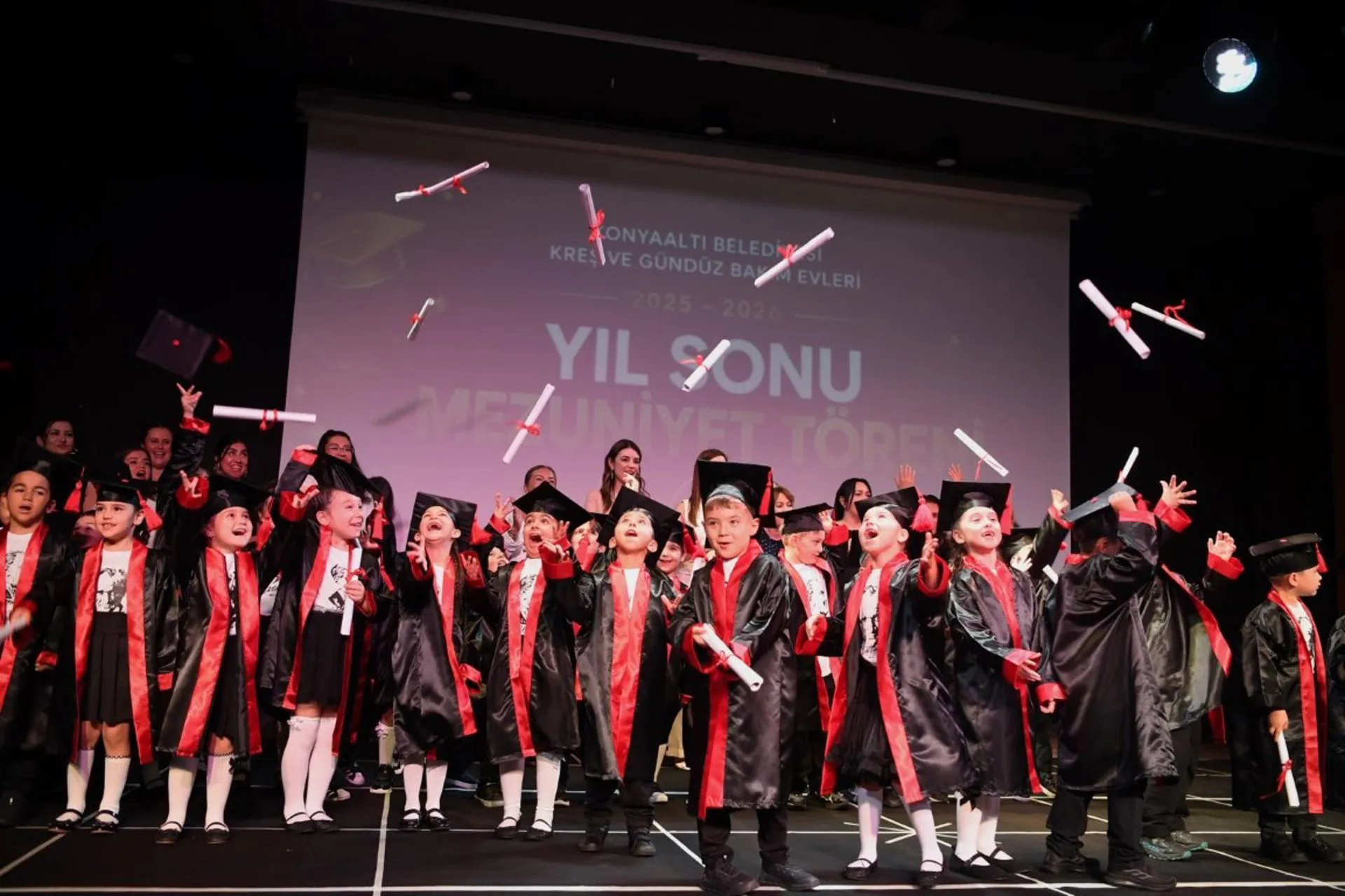 Konyaaltı’nda Miniklerin Mezuniyet Coşkusu