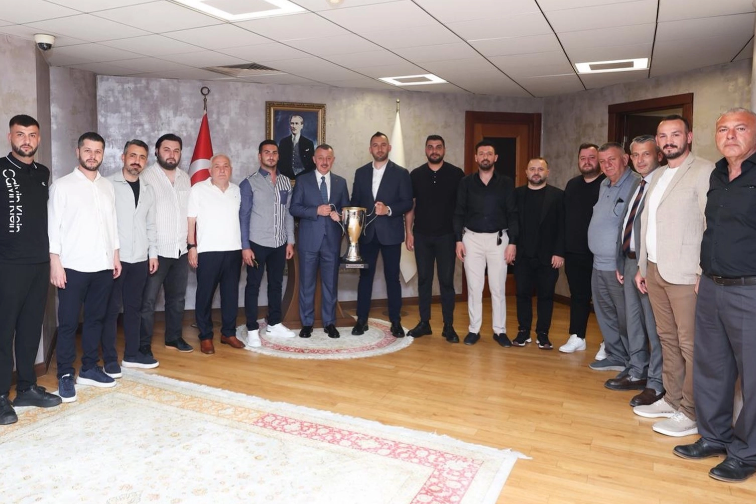 Şampiyon Gölcükspor Kupasını Başkan Büyükakın’a Götürdü