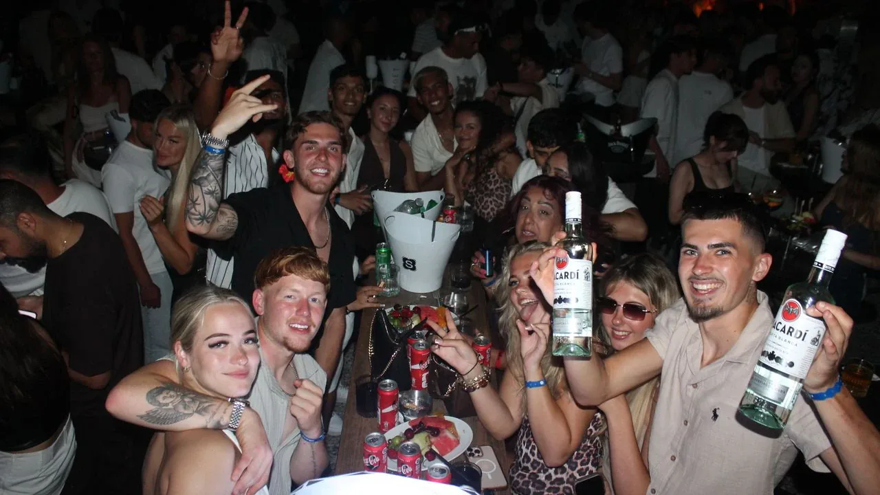 Alanya’da Gece Hayatı Zirve Yaptı: DJ Finesse Summer Garden Sahnesindeydi