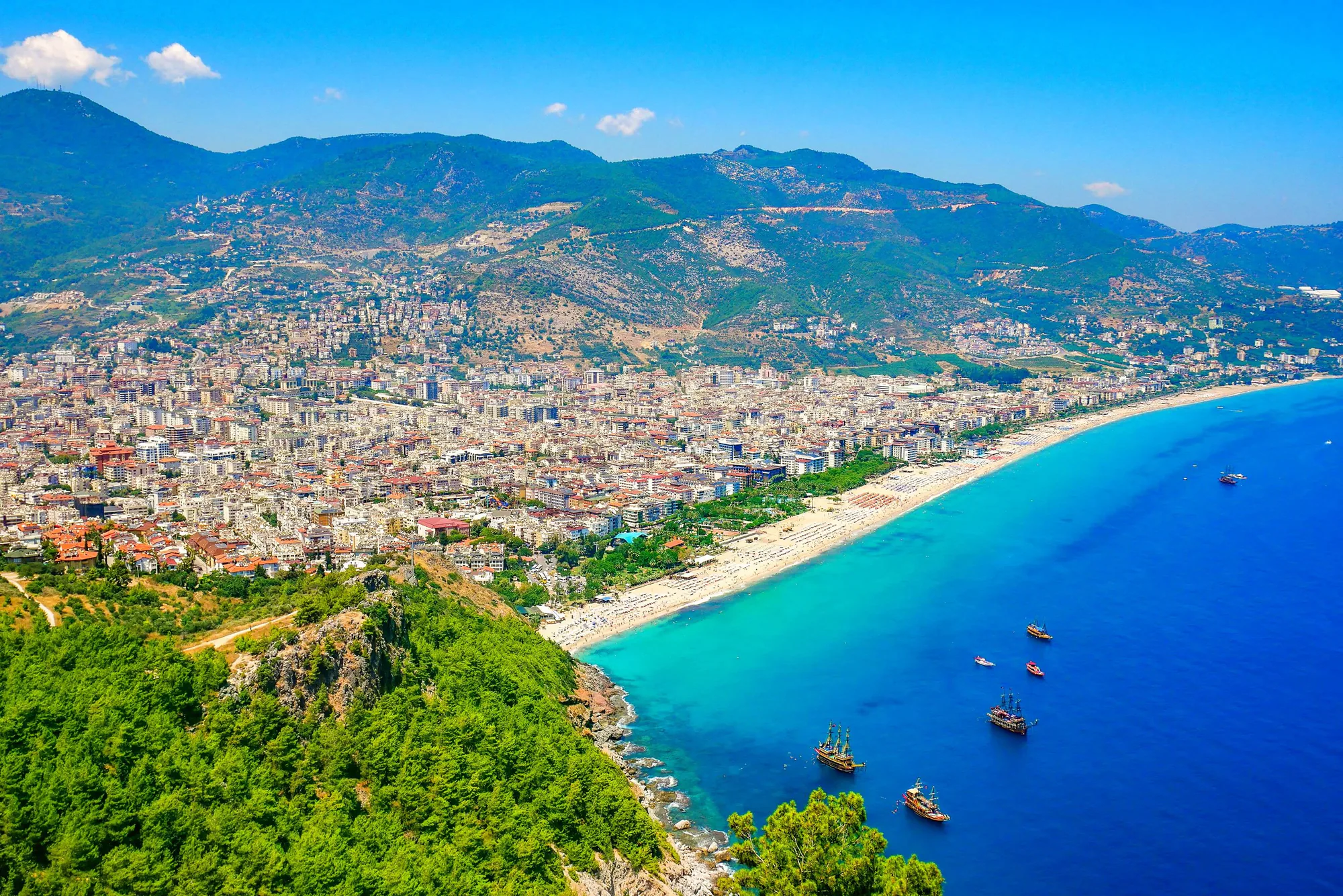 Alanya’da Turistlerin Gözü Önünde Esnaf Kavgası: Müftüler Caddesi’nde Panik