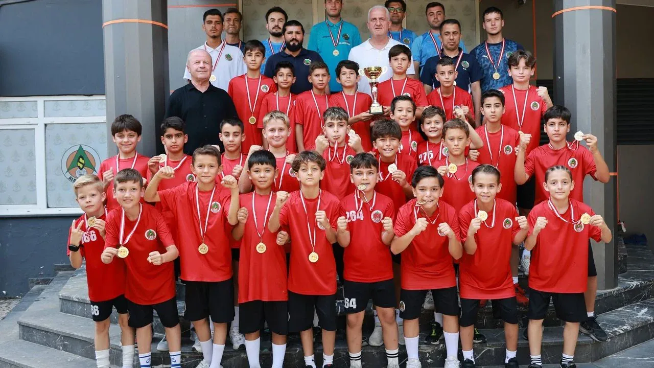 Alanyaspor U11 Takımı Namağlup Şampiyon Oldu: Kupa Töreni Gerçekleştirildi