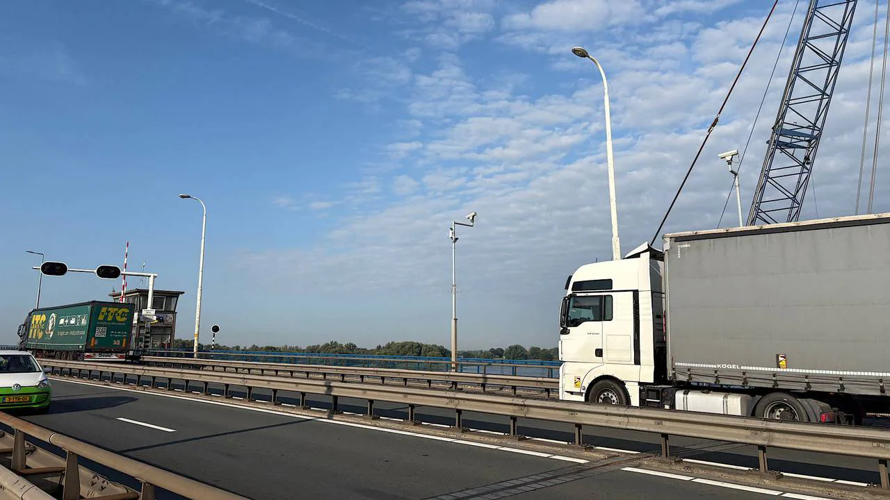 Merwedebrug’da Kamyon Yasağı Başladı: İhlal Edenlere 500 Euro Ceza