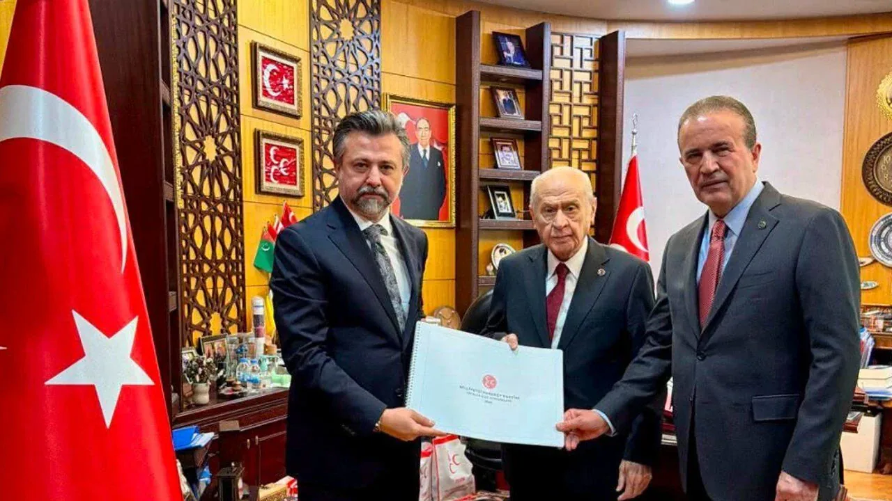 MHP Antalya Teşkilatı Kongre Raporunu Devlet Bahçeli’ye Sundu