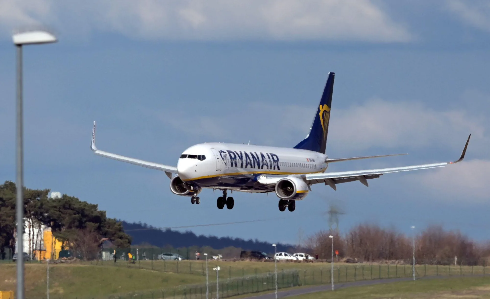 Ryanair Uçuşunda Korku Dolu Anlar: Pencere Patladı, Yolcu Vakumla Dışarı Çekildi