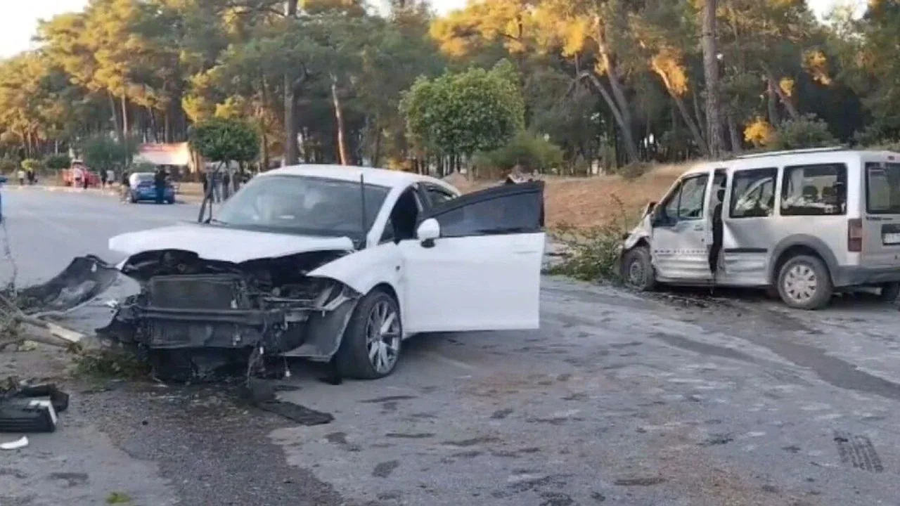 Antalya Manavgat’ta Refüje Çıkan Otomobilin Karşı Şeride Geçmesi: 5 Yaralı