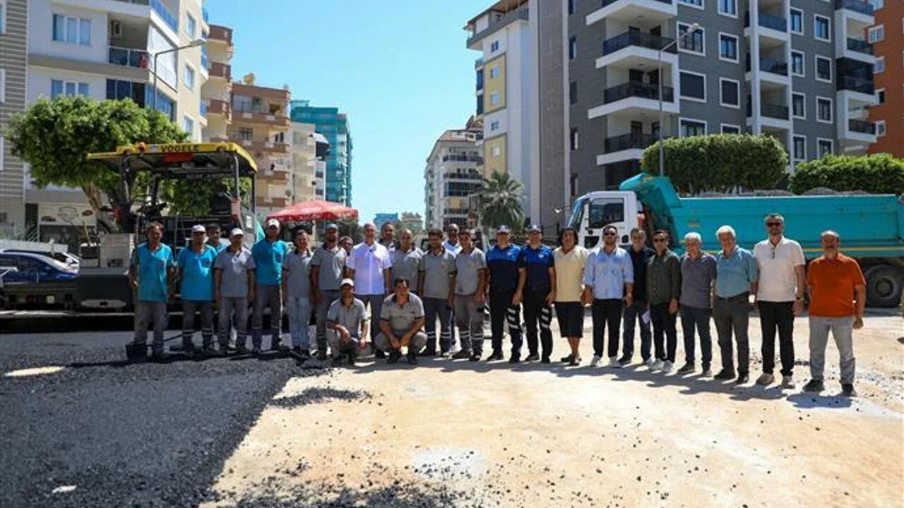 Alanya Başkanı Özçelik: Mahmutlar’a 9 km yol, 19 bin ton asfalt ve 29 Ekim çay bahçesi vaadi