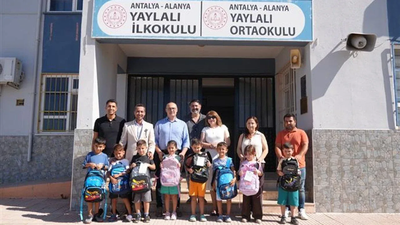 Alanya’da kırsal okullara eğitim paketi dağıtımı başladı: 500 öğrenci desteklendi
