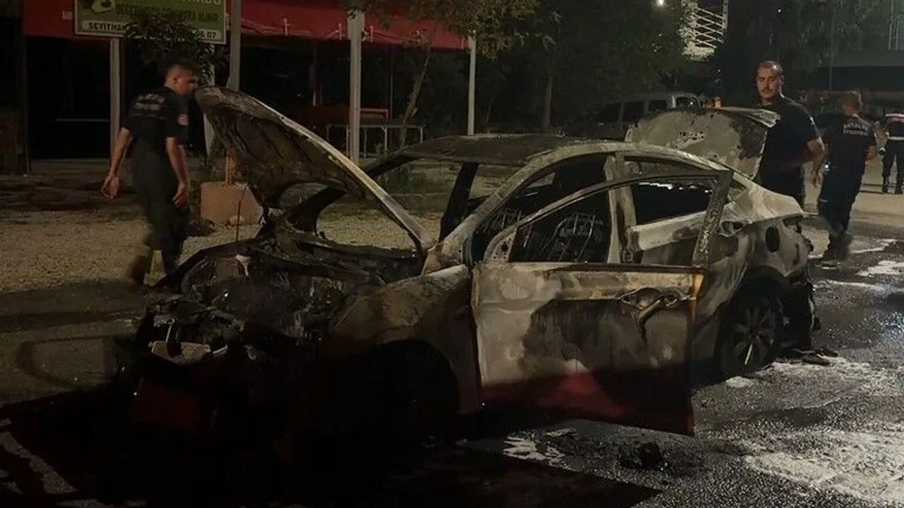 Alanya’da seyirdeki otomobil alev aldı: Sürücü son anda kurtuldu