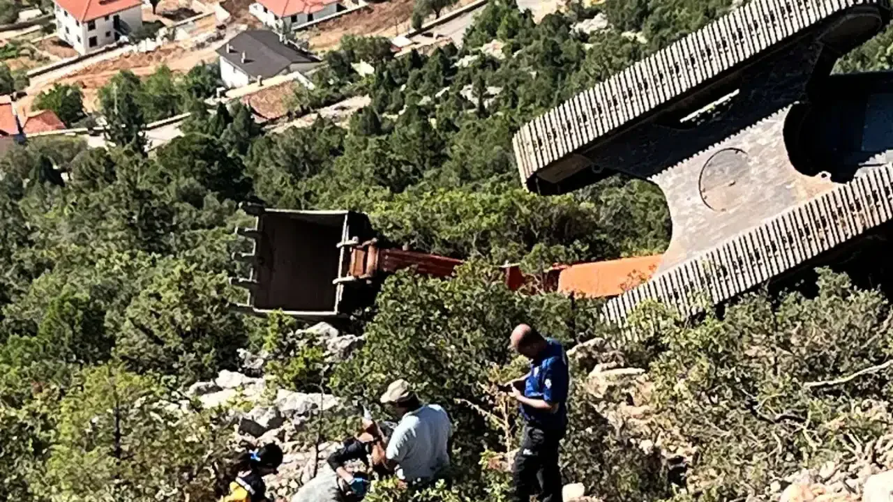 Antalya Akseki’de iş makinesi 60 metrelik uçuruma düştü: Operatör Hasan B. kurtarıldı