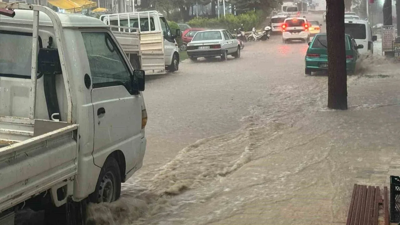 Antalya Elmalı’da şiddetli sağanak: Caddeler göl oldu, pazar yeri suyun altına girdi
