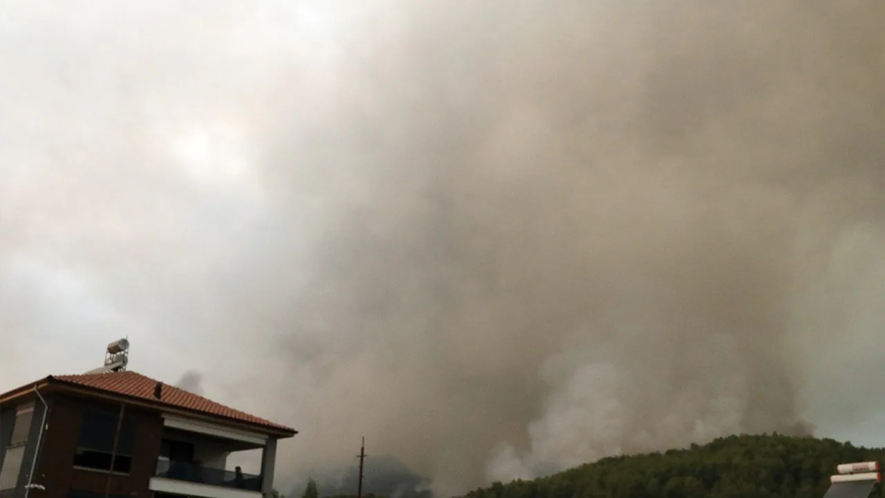 Antalya Kumluca’da orman yangını evlere sıçradı: 10 konut hasar gördü, ekipler hâlâ sahada