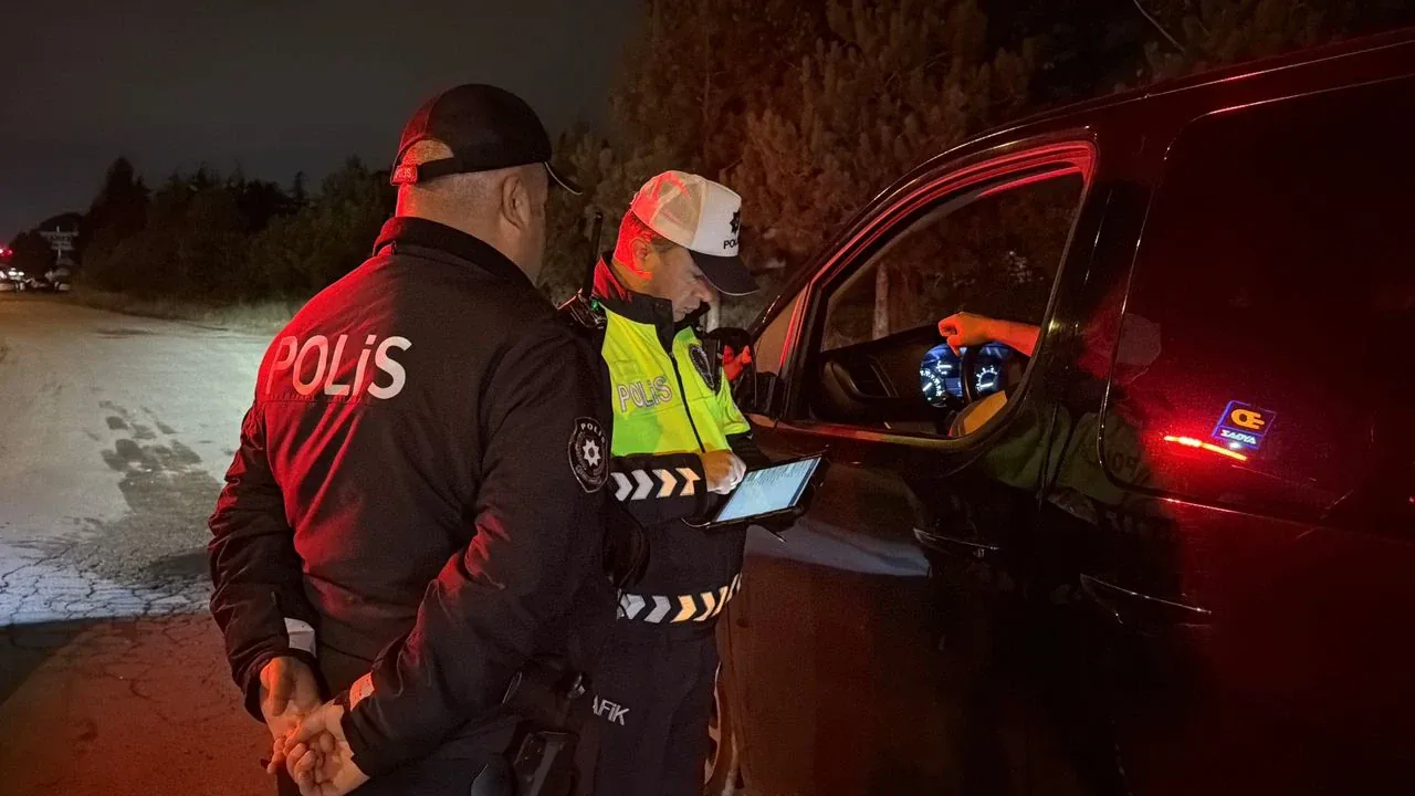 Bolu D-100’de polis operasyonu: Sürücülerde yoğun GBT kontrolü
