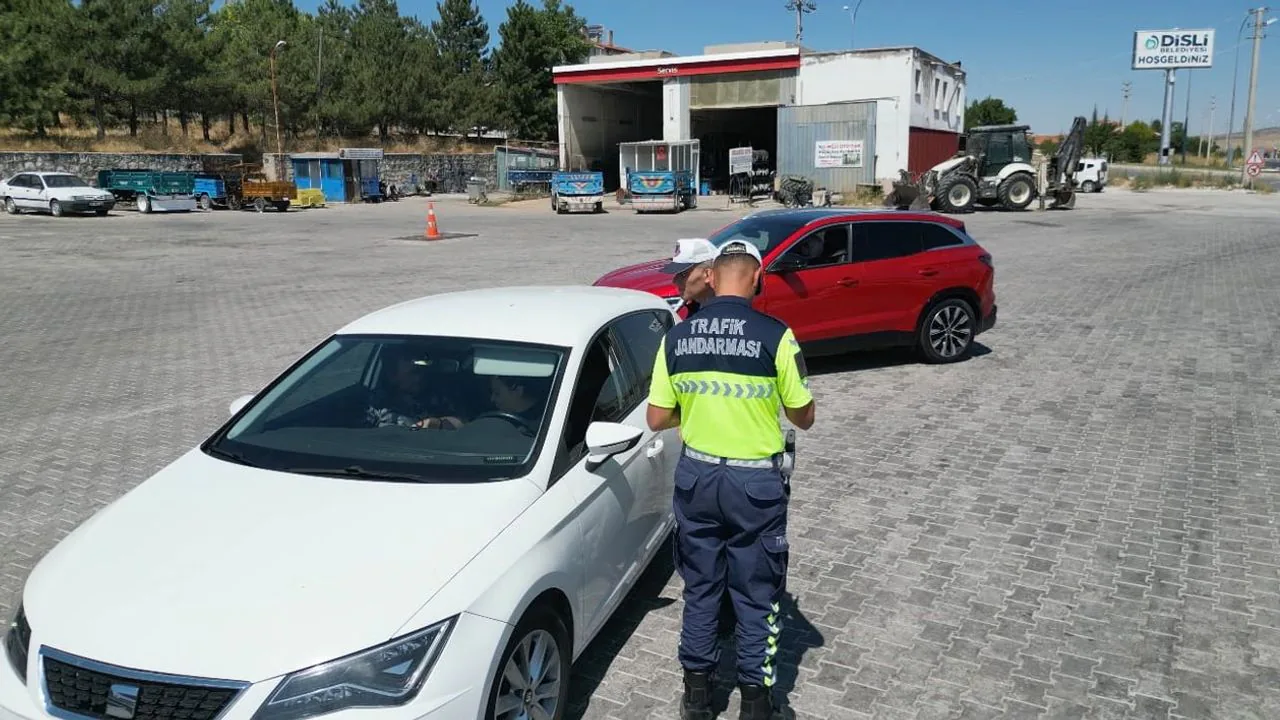 Bolvadin’de Trafik Güvenliği için Jandarma Denetimleri Devam Ediyor