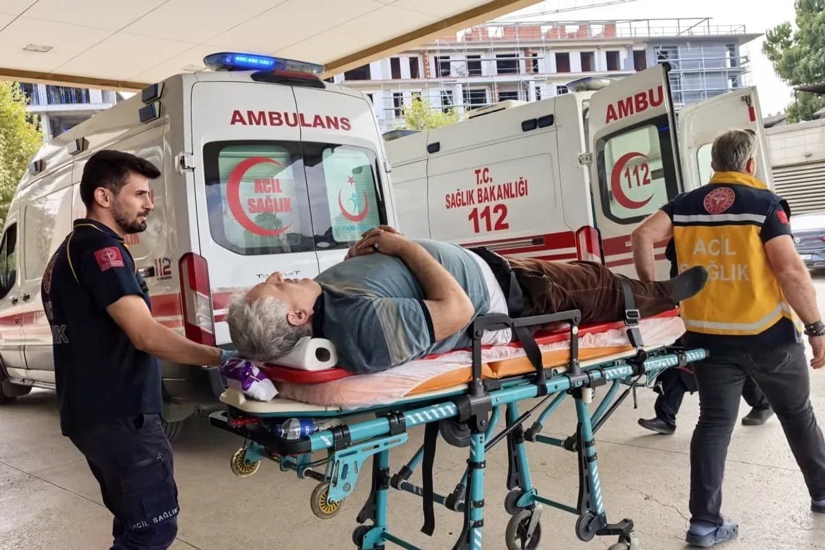 Bursa İnegöl’de çatı tamiratı sırasında dengesini kaybeden 57 yaşındaki adam bel kırığıyla Bursa’ya sevk edildi