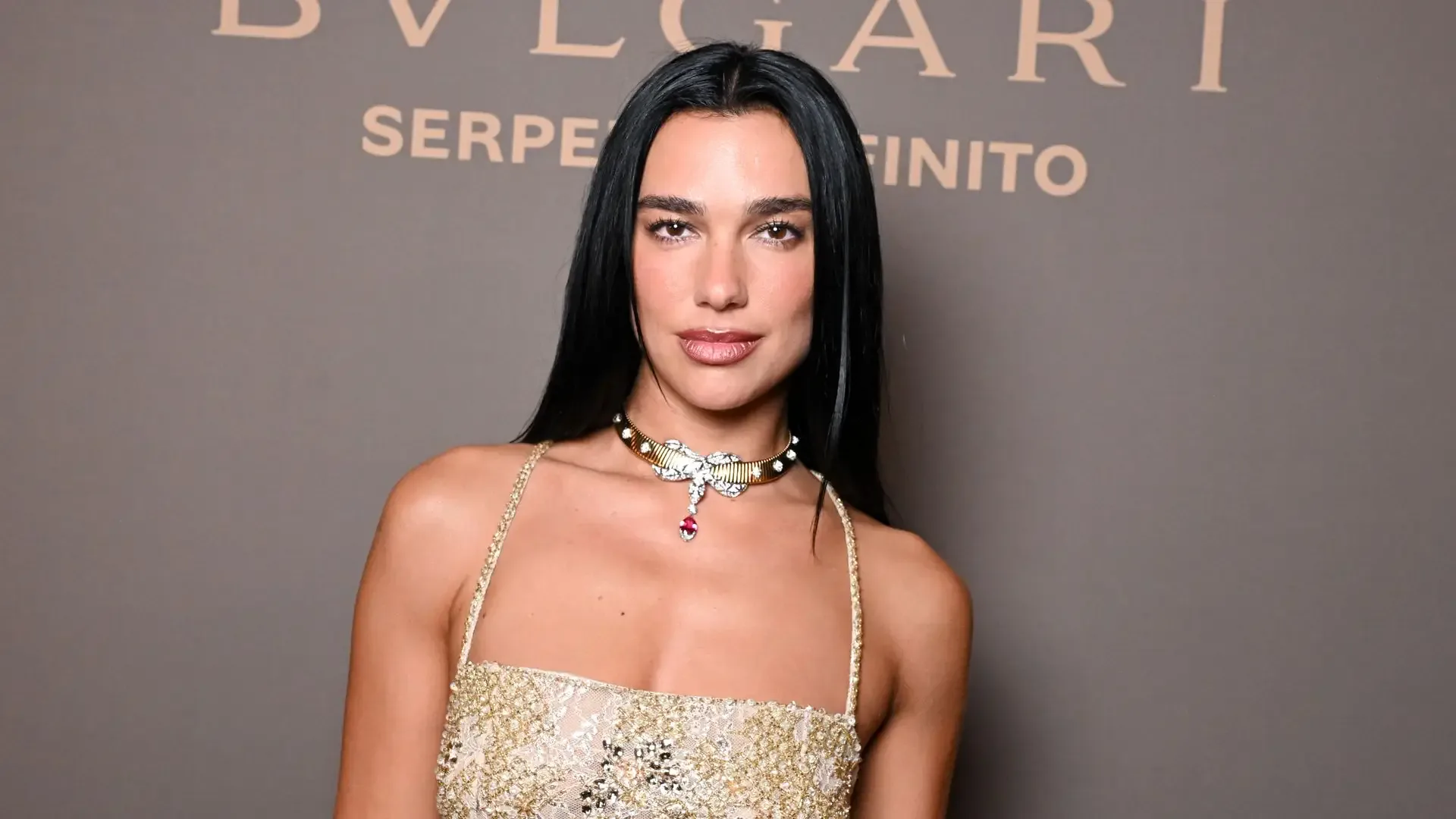 Dua Lipa, NYFW’de Bulgari Serpenti Partisiyle Parladı: Altın Korset ve Yüksek Değerli Mücevherler