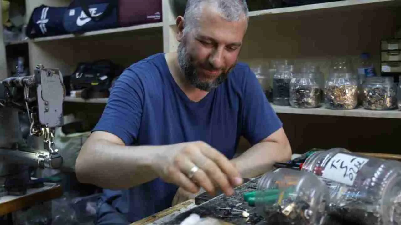 Gaziantep’te 52 Yıllık Dükkanda Usta Çanta Tamirci: ‘Çırak Bulamıyorum, Meslek Bitti Gidiyor’