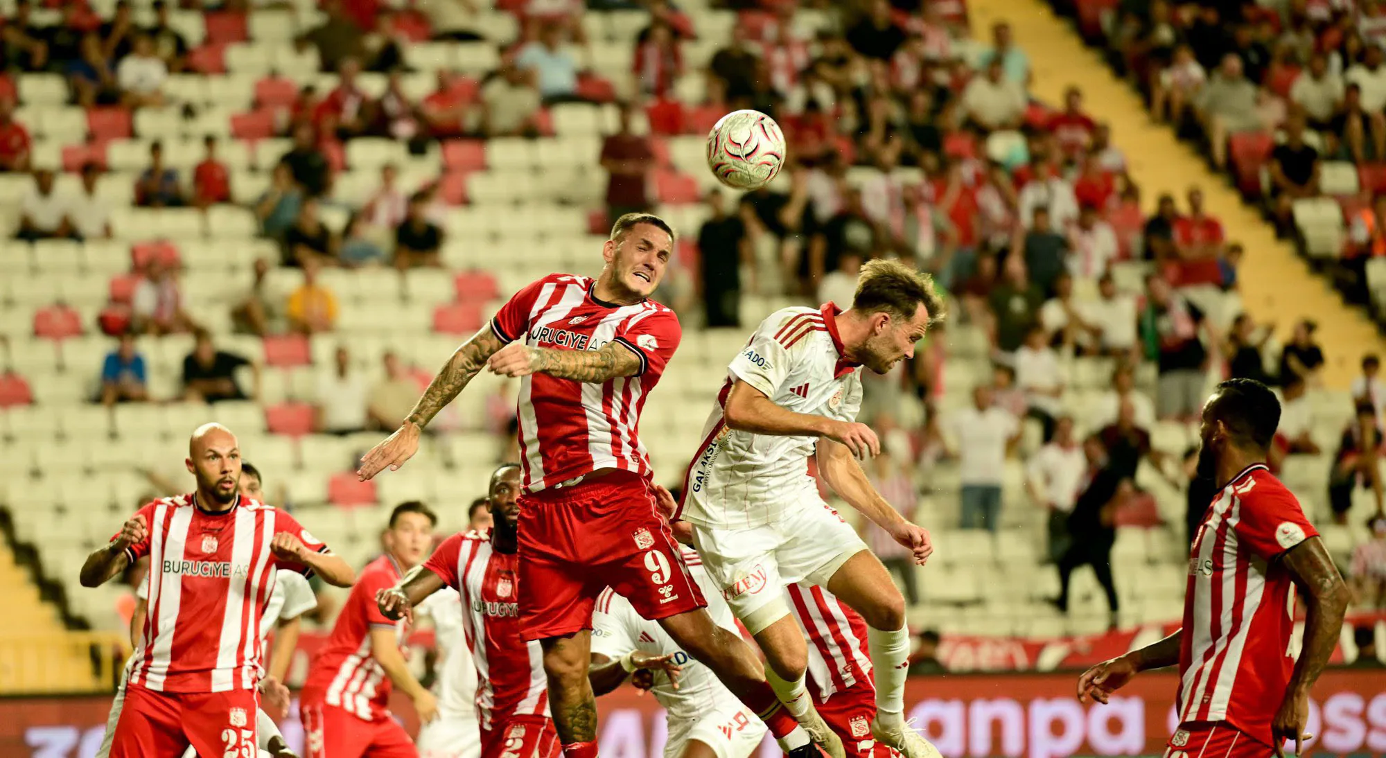 Sivasspor’Antalyaspor’u 2-1 Yendi, Sezonun İlk Galibiyetini Aldı