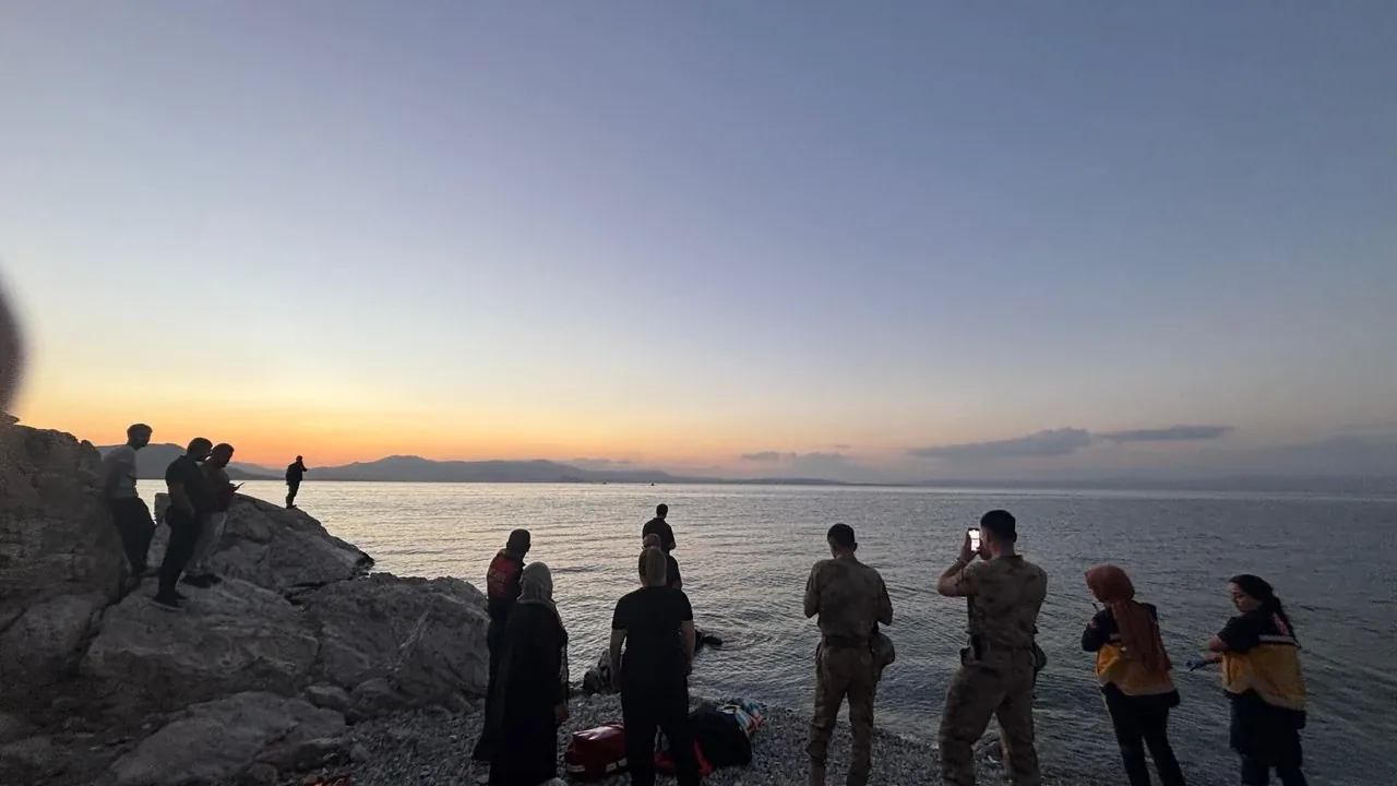 Tatvan’da Van Gölü kayalıklarında mahsur kalan genç kız saatlerce çaba sonrası kurtarıldı