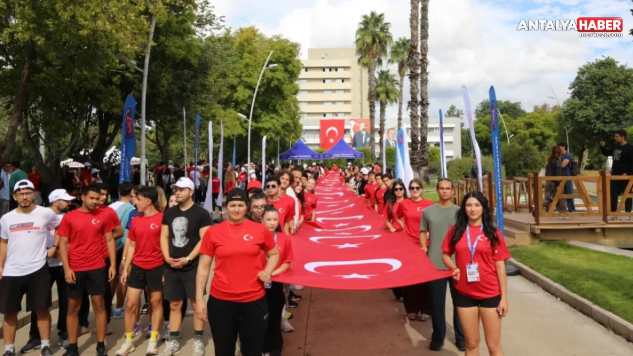 Akdeniz Universitesi’nde Cumhuriyet Coskusu: Binlerce Ogrenci Kosustu