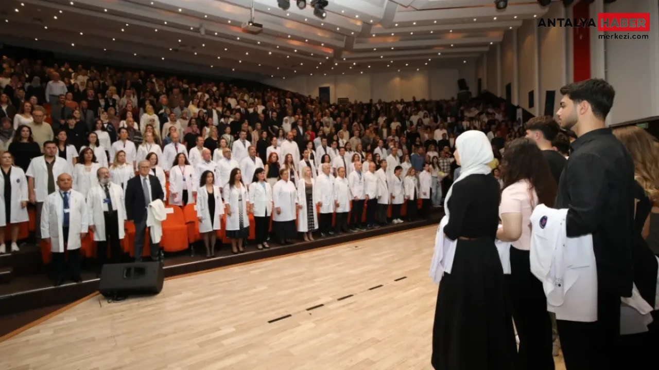 Akdeniz Üniversitesinde 330 Hekim Adayı Beyaz Önlüklerini Törenle Giydi