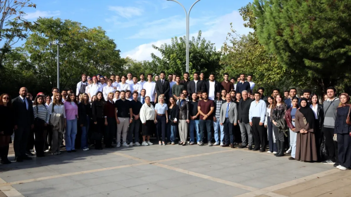 Akdeniz Üniversitesi Rektörü Prof. Dr. Özlenen Özkan Öğrencilerle Buluştu