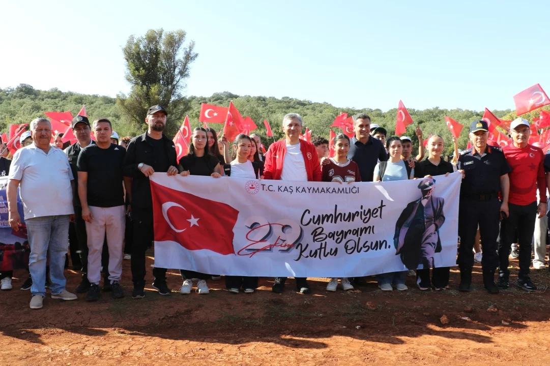 Antalya’da Ecdadın Yolunda Cumhuriyet’e Saygı Yürüyüşü Coşkuyla Gerçekleştirildi