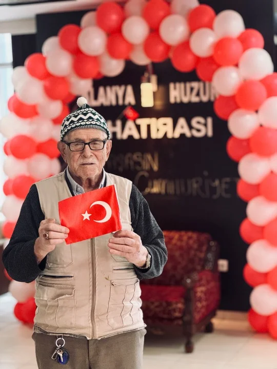 Alanya Huzurevi'nde 29 Ekim Coşkusu: Büyüklerimiz Cumhuriyet Köşesinde Buluştu - Detay Görsel 1