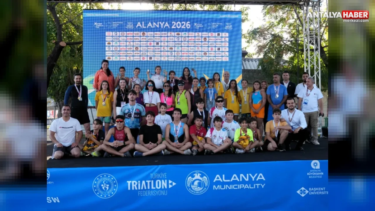 35. Uluslararası Alanya Triatlonu Başladı: Sporcular Kıyasıya Mücadele Ediyor
