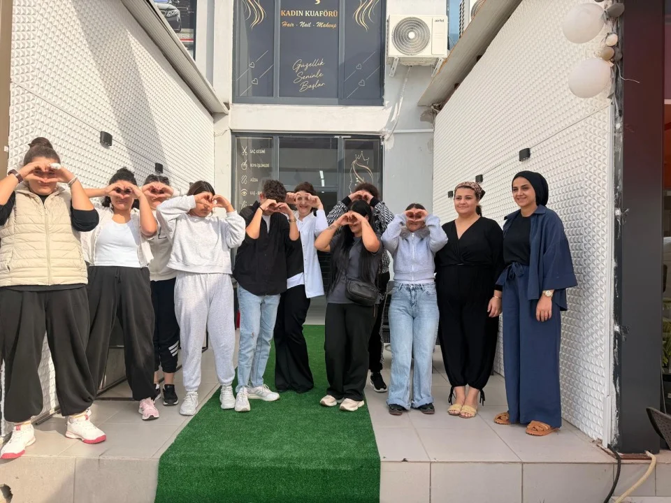 Antalya'da İyilik Var Projesi Kapsamında Çocuklara Kuaförlük Hizmeti Sunuldu - Detay Görsel 3
