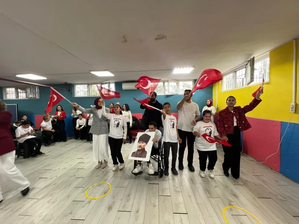 Serik'te 29 Ekim Coşkusu: Özel Eğitim Okulu Ziyaret Edildi ve Velilere Eğitim Verildi - Detay Görsel 3